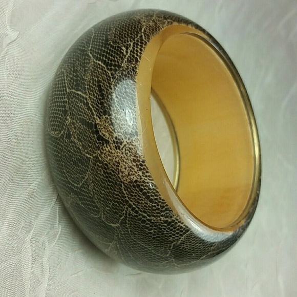 Wide Brown Lucite Bangle Bracelet Tan Floral Lace Overlay Retro Statement - Picture 2 of 5